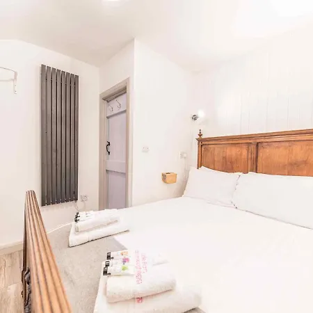 Pass The Keys Little Two Bed Two Bath Amazing Views Parking 펜션 앰블사이드