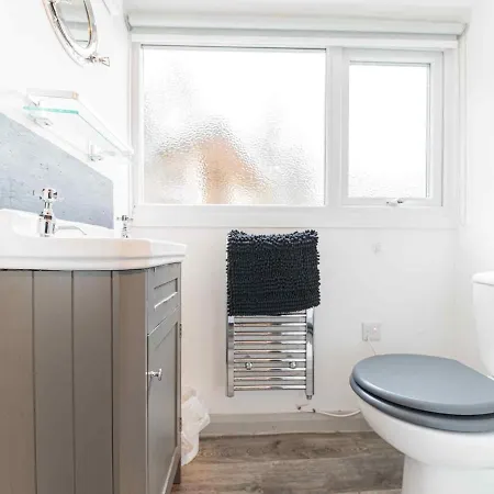 Pass The Keys Little Two Bed Two Bath Amazing Views Parking *